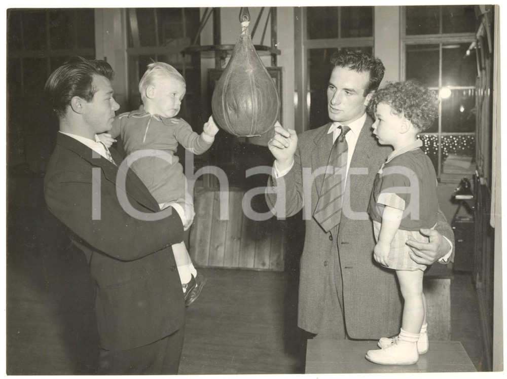 1953 LONDON BOXE Tommy McGOVERN and his son Paul with Joe LUCY and his son Joe