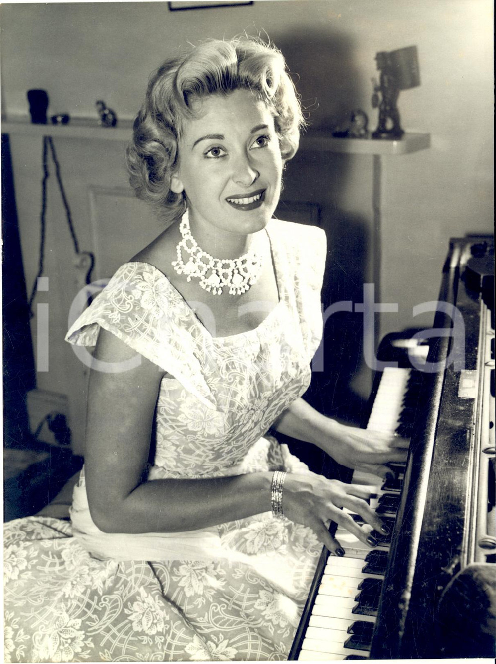1955 LONDON Singer Carole CARR rehearsing a new song at the piano *Photo 15x20