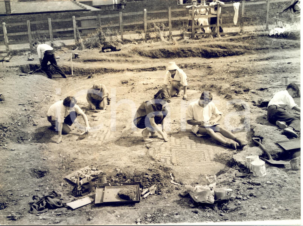 1959 ST. ALBANS Students uncover a mosaic during excavation at VERULAMIUM *Photo