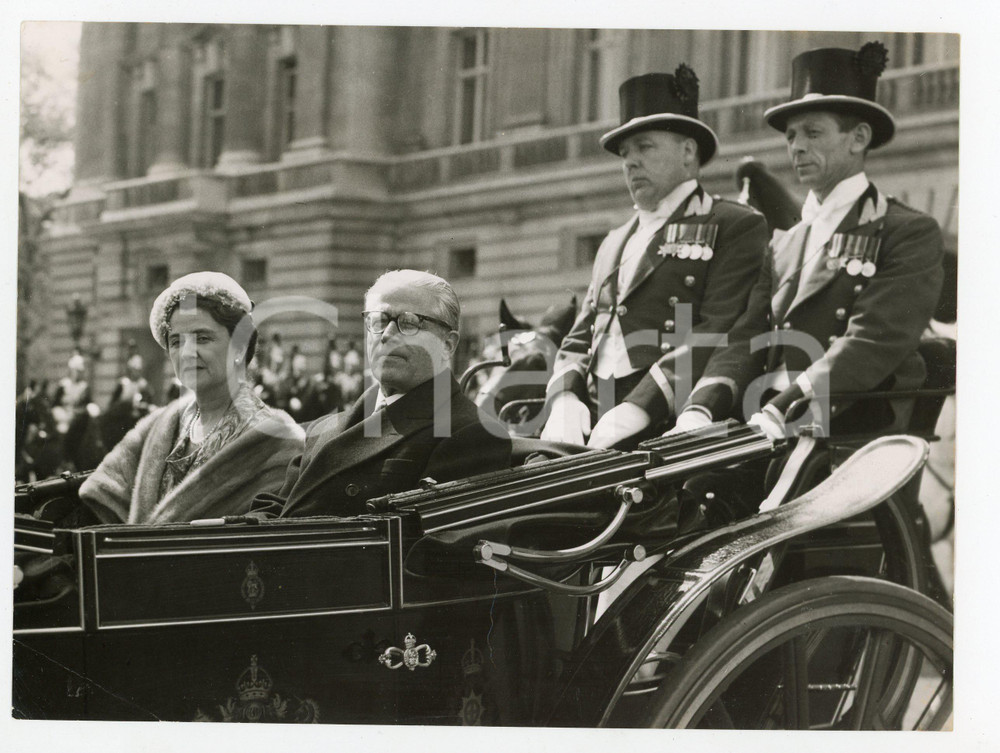 1958 LONDON Presidente Giovanni GRONCHI lascia Buckingham Palace *Foto 20x15