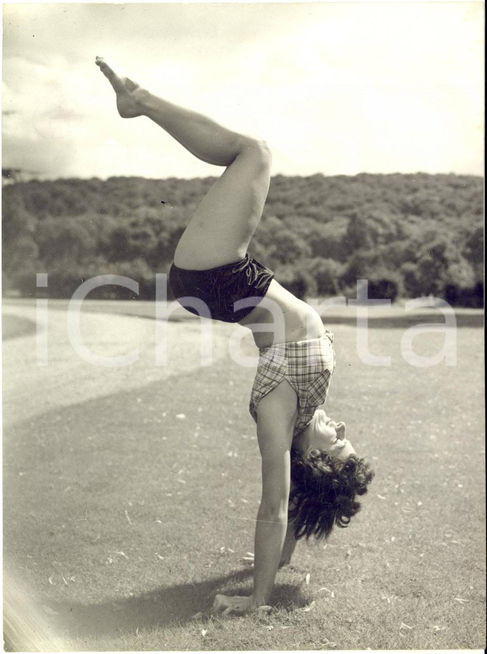 1954 BISHAM ABBEY Mary EDWARDS during a coaching course in gymnastic *Photo