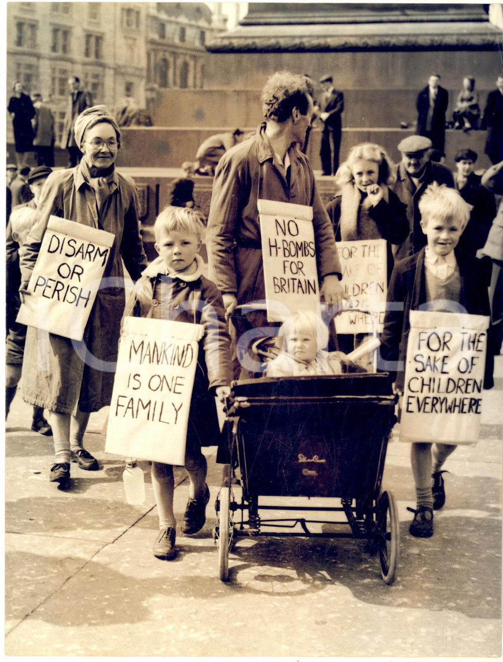 1958 LONDON Trafalgar Square - BAKER family protesing against the H-bomb *Photo