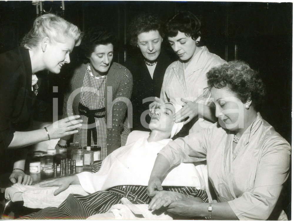 1958 LONDON ATKINSONS Beauty treatment class - Eleanor McDONALD during a lesson