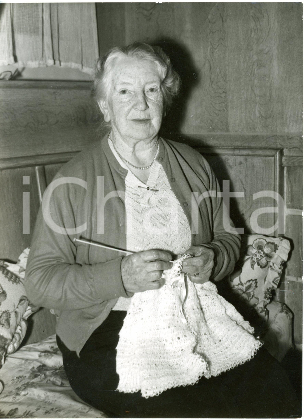 1959 ROMFORD - Mary PASHLEY knitting a coat for Queen's royal baby *Photo