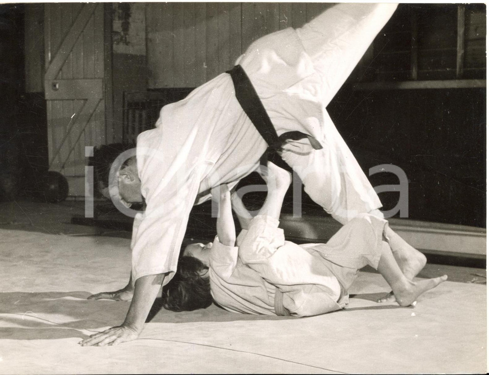 1960 WALLHEATH Young Pauline ROPER in her judo training *Photo 20x15 cm