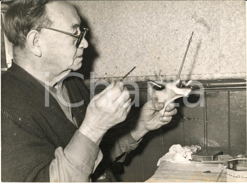 1959 CARDIFF Albert HUTCHINSON making model ships out of chicken bones *Photo