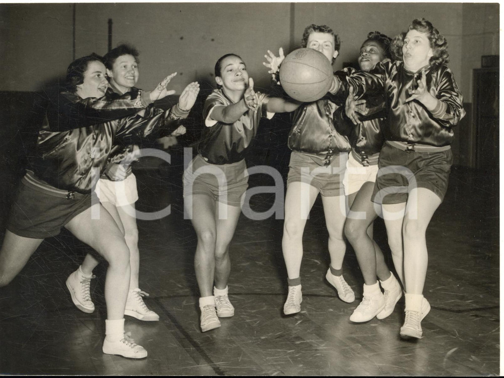 1954 LONDON / SOUTH RUISLIP - U.S. Service Girls training for basketball events