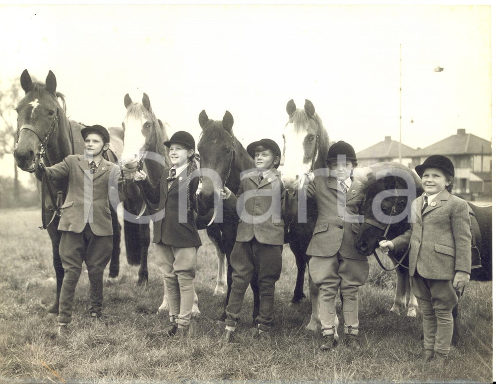 1953 ROMFORD (UK) Children of CARTER family with their ponies *Photo 20x15