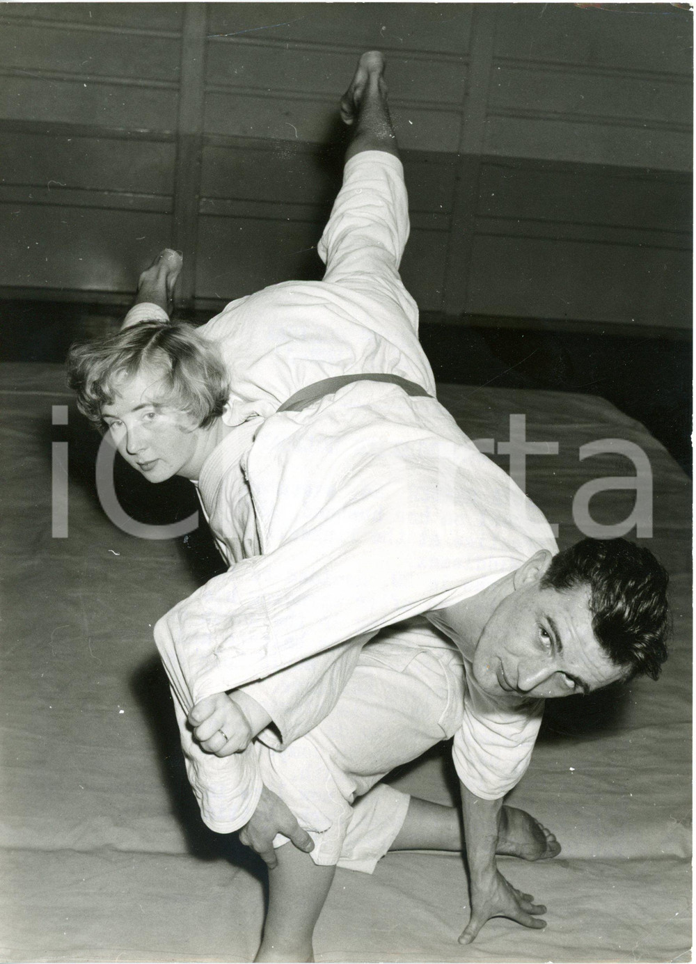 1959 HAYES JUDO - Patricia BARBER lifting his husband Anthony during a training