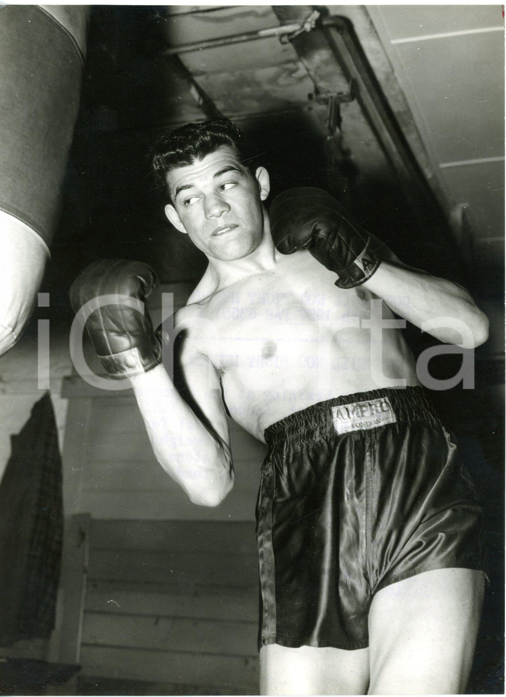 1957 LONDON Olympic gym - BOXE light heavyweight - Tony DOVE during a training