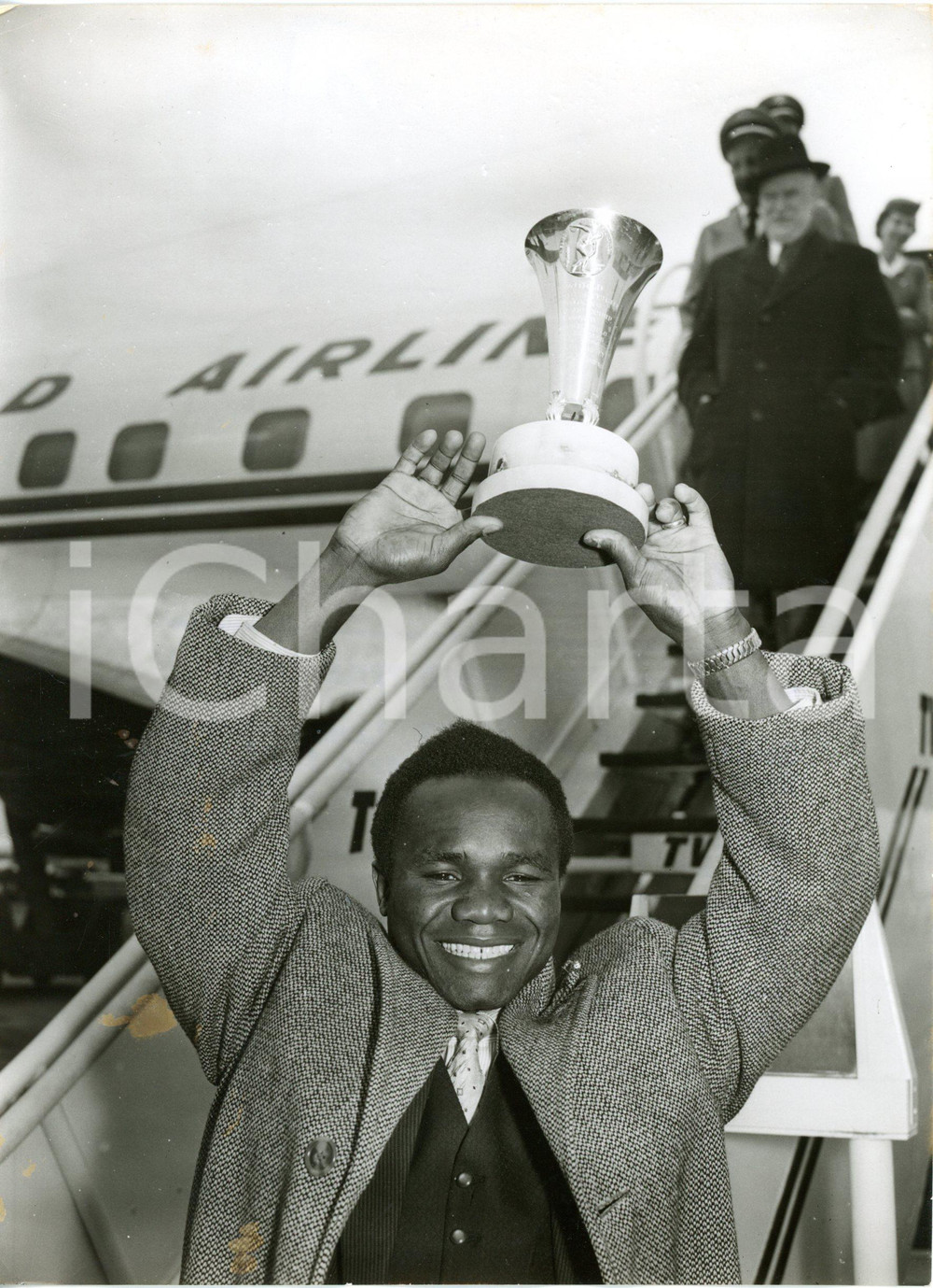 1958 LONDON - BOXE - Hogan "Kid" BASSEY showing the world featherweight trophy