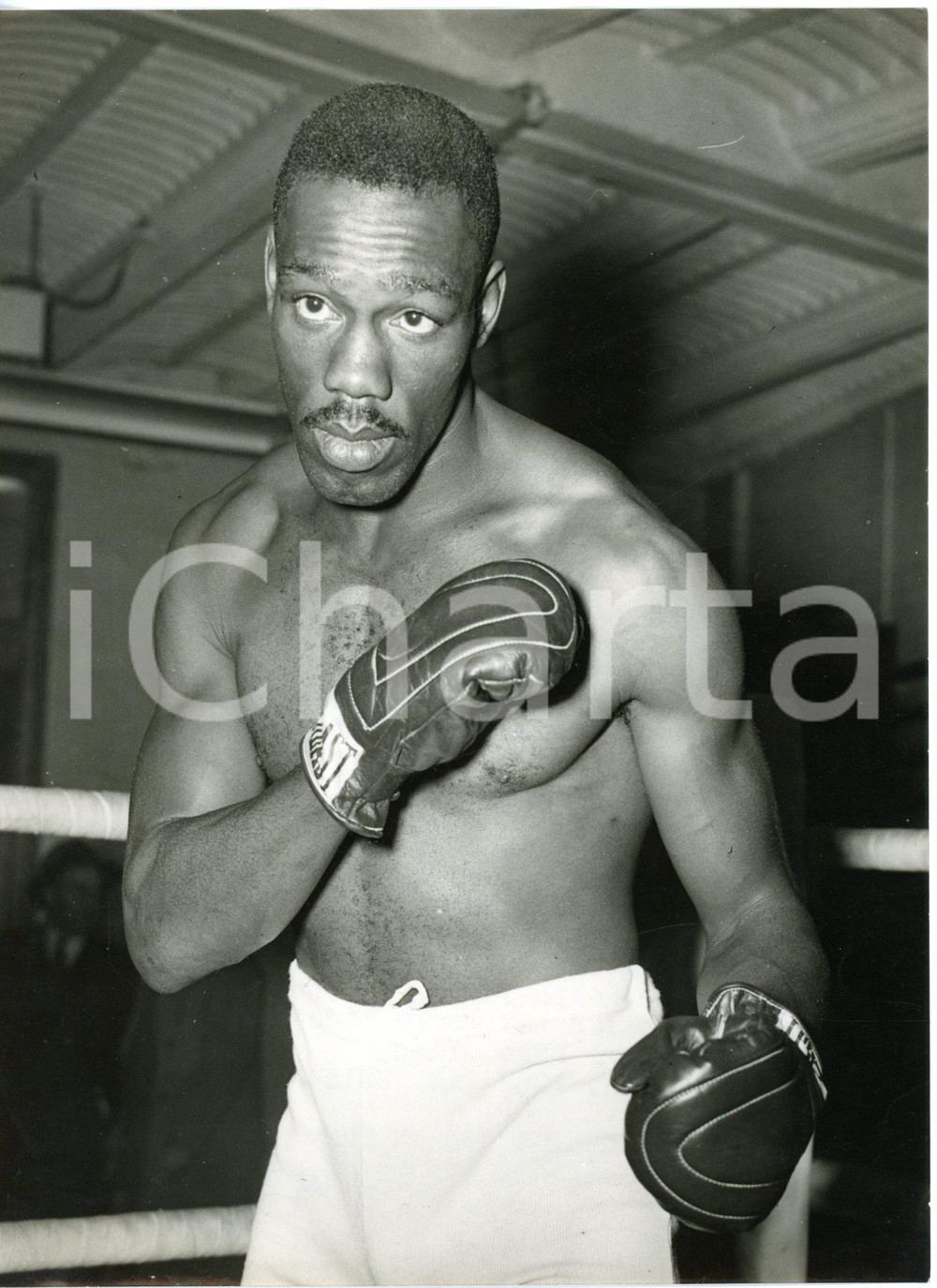 1953 LONDON Jack Solomons gym - BOXE middleweight - Ray BARNES during a training