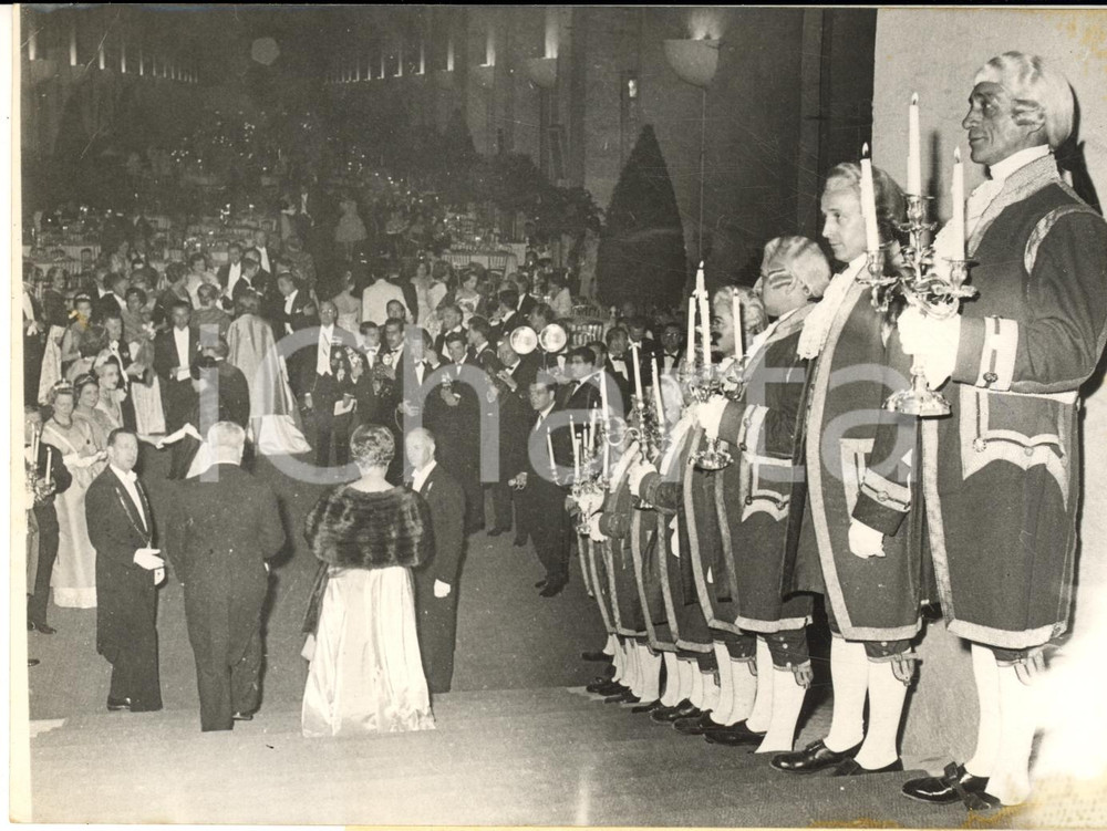 1960 VERSAILLES Bal du Grand Siècle - Les invités à l'Orangerie *Photo