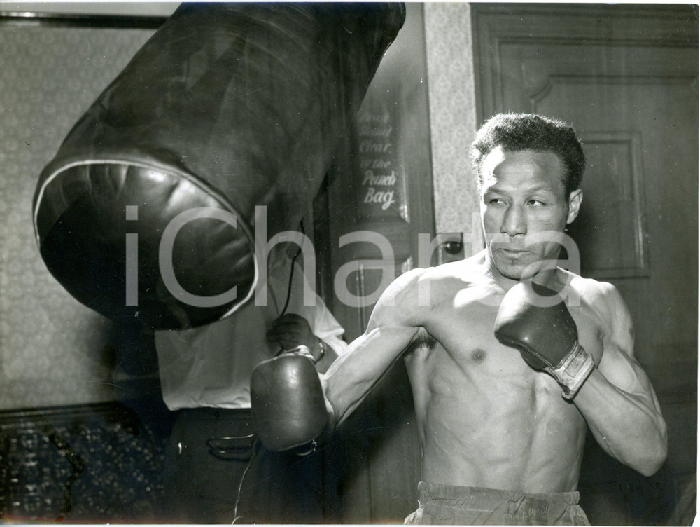 1957 LONDON - BOXE "Festival of Featherweights" - Percy LEWIS during a training
