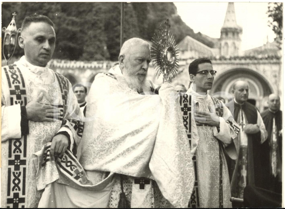 1962 LOURDES Card. Eugène TISSERANT benedice la folla sul sagrato della basilica
