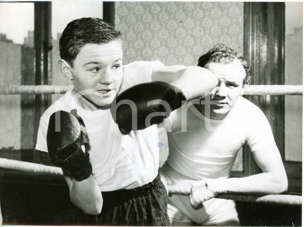 1957 LONDON BOXE flyweight - Gold medal Terence SPINKS during a training *Photo