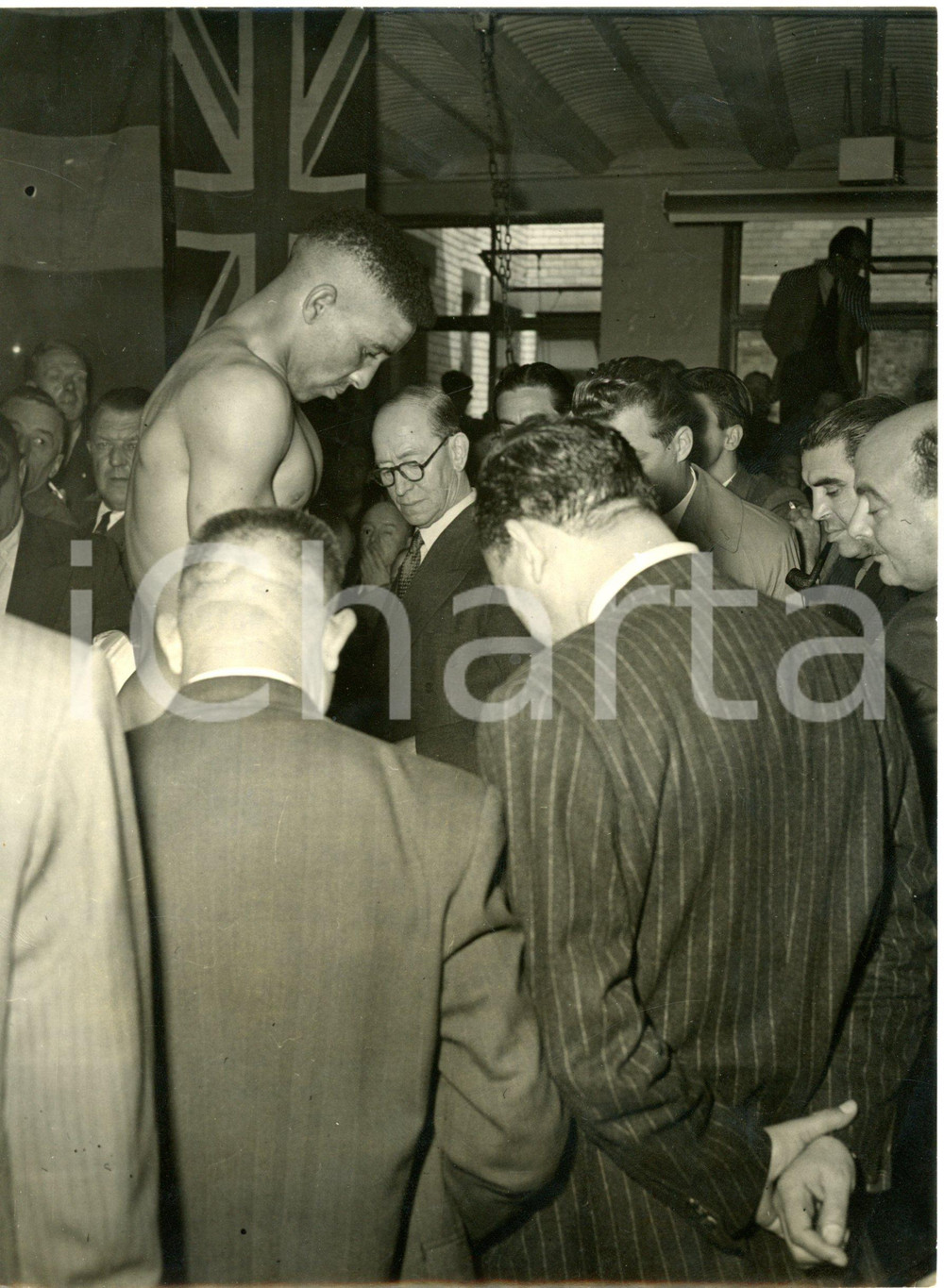 1953 LONDON Jack Solomons gym - BOXE - Randy TURPIN checking his weight *Photo