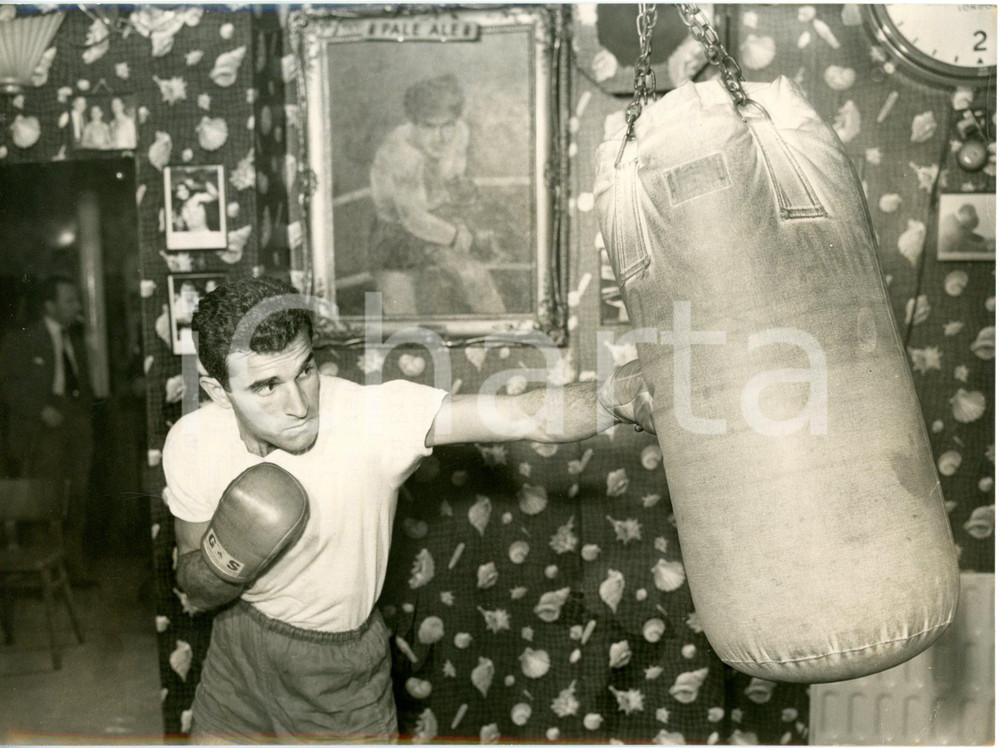 1957 LONDON Tobie's gym - BOXE lightweight - David OVED training with punch bag