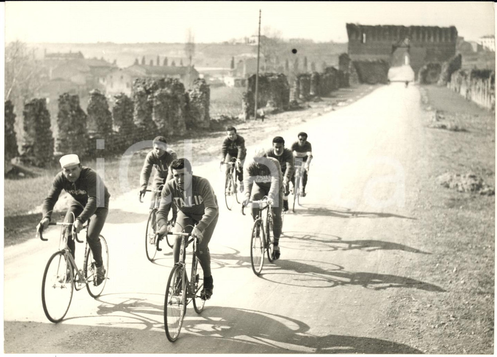 1955 ca CICLISMO VALEGGIO SUL MINCIO Dilettanti Azzurrabili sul Ponte Visconteo