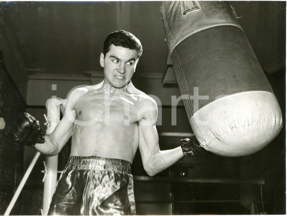 1957 LONDON - BOXE featherweight - Bobby NEILL training with punch bag *Photo