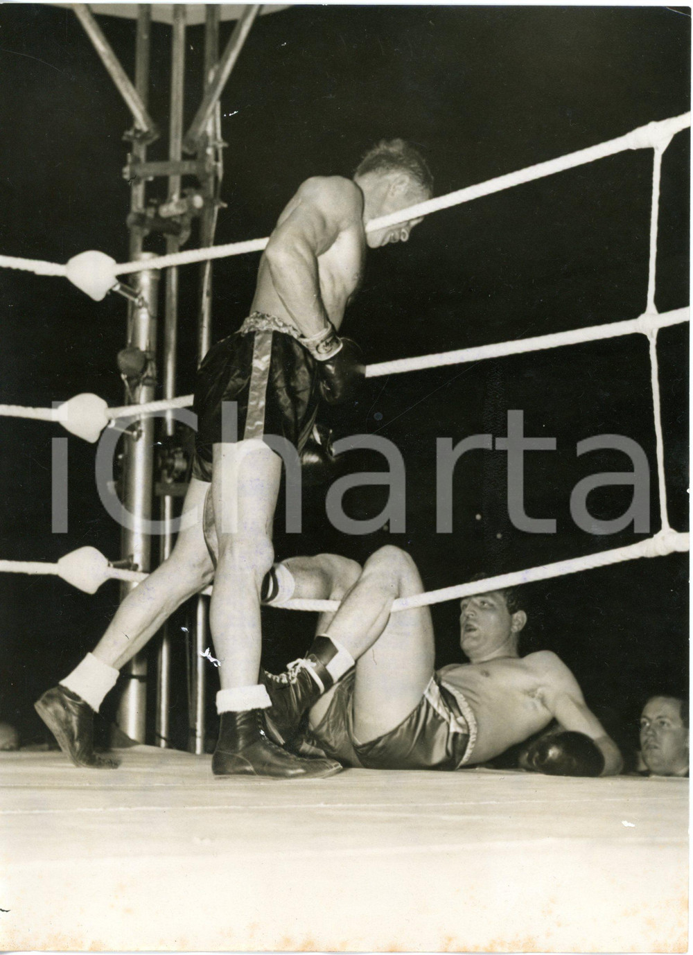 1956 LONDON BOXE light-heavyweight title - Ron BARTON crashes through the ropes