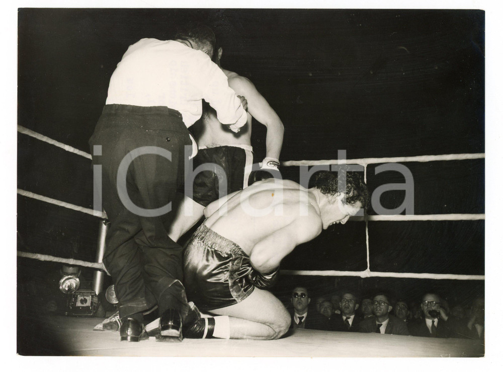 Fotografia d epoca originale 1955 LONDON   BOXE  Referee POWELL motioning away Yvon DURELLE from Ron BARTON 1