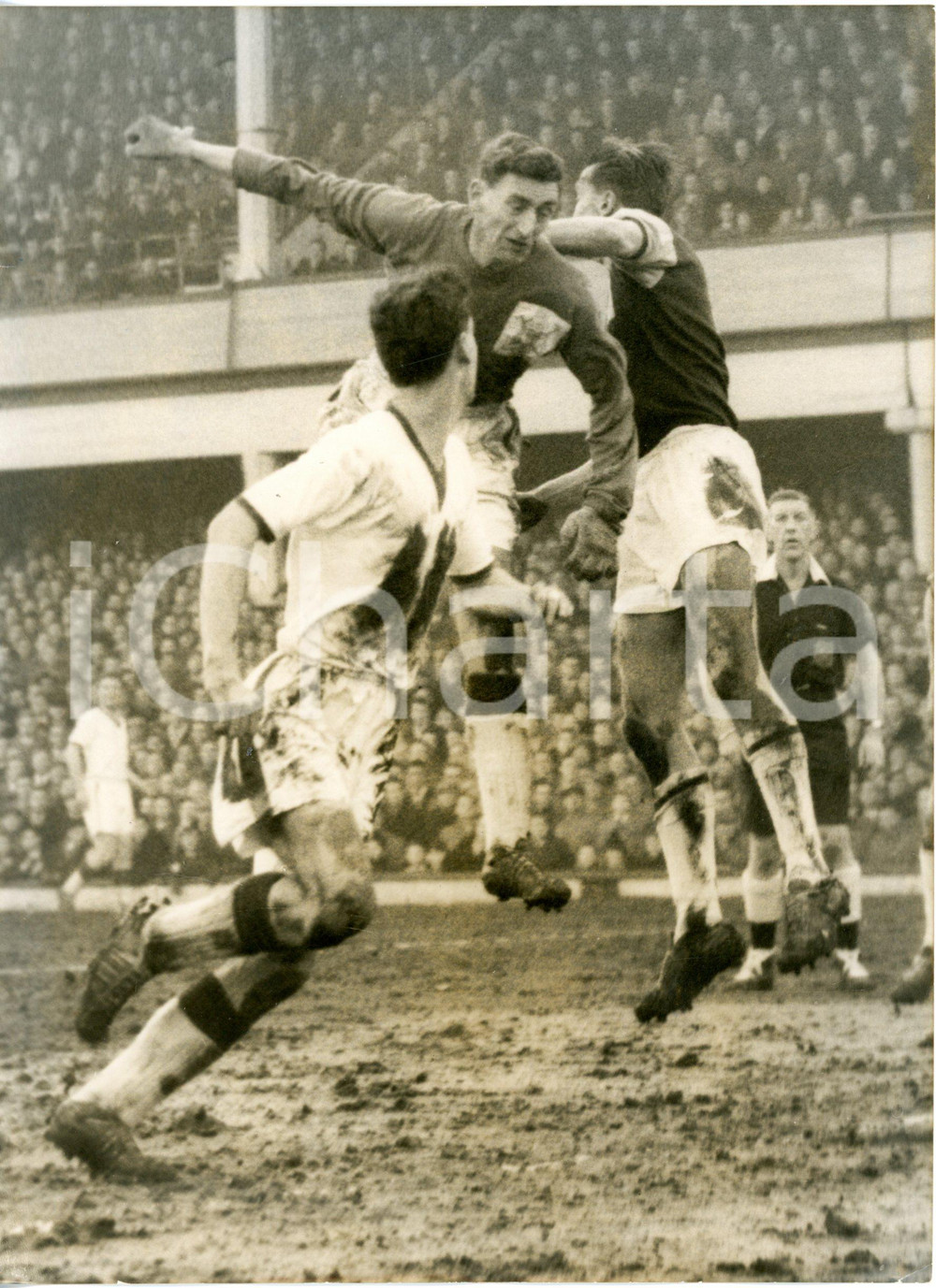1959 LONDON FOOTBALL Nottingham Forest-West Ham - Charlie THOMSON and Vic KEEBLE