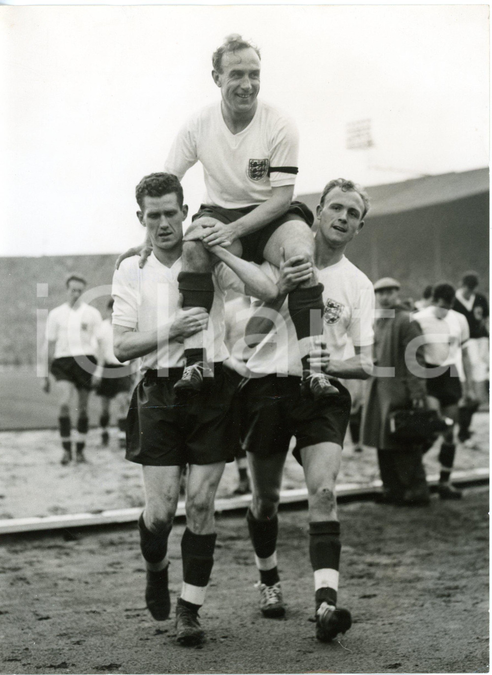 1959 LONDON FOOTBALL England-Scotland 1-0 Billy WRIGHT shouldered by team mates