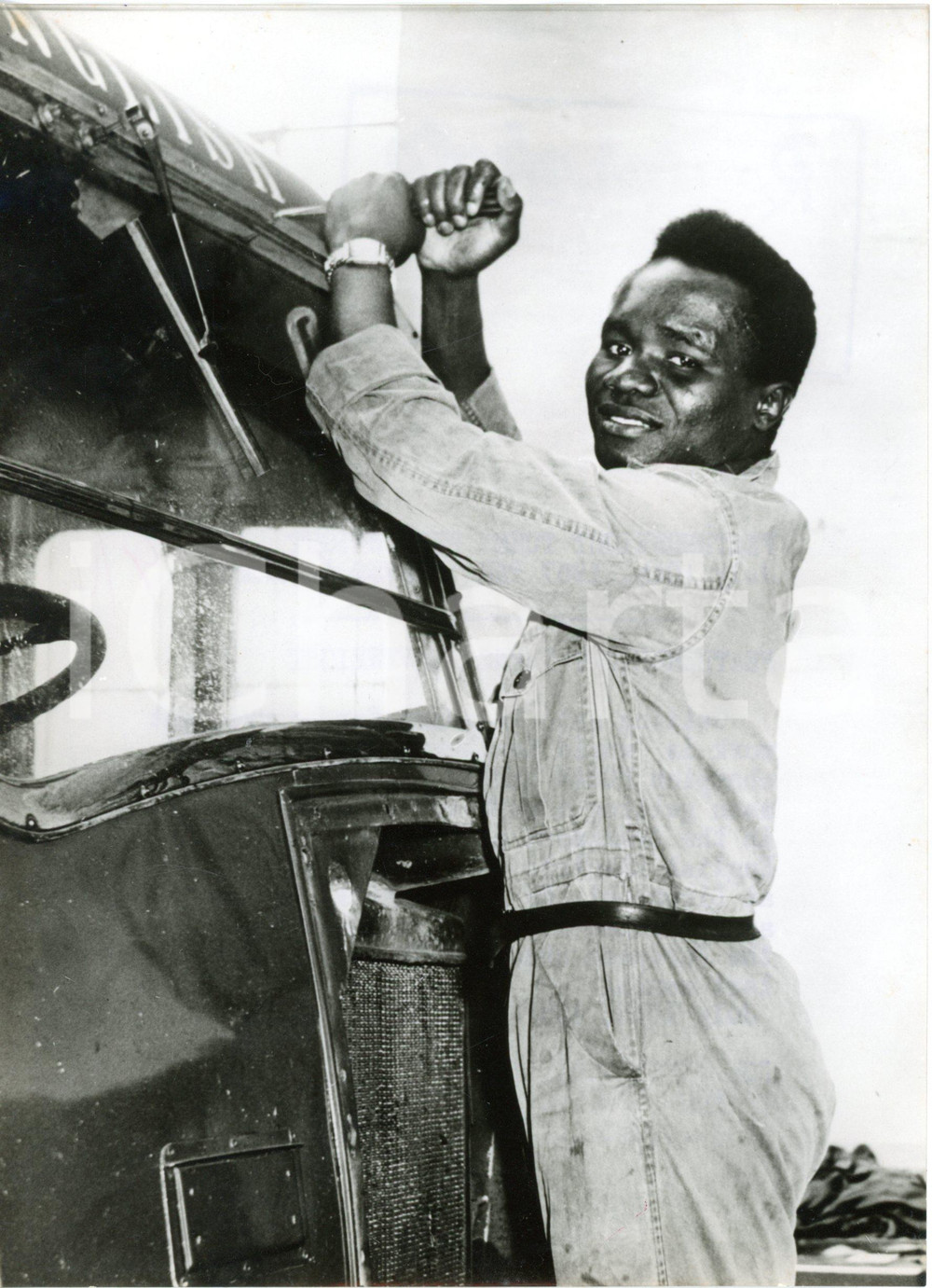 1957 LIVERPOOL Boxer Hogan BASSEY working at EEC transport department *Photo