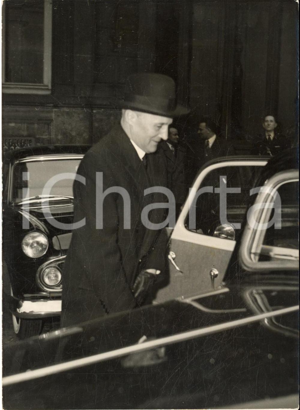 1958 PARIS Gouverneur Wilfrid BAUMGARTNER arrive à l'Hôtel Matignon - Photo