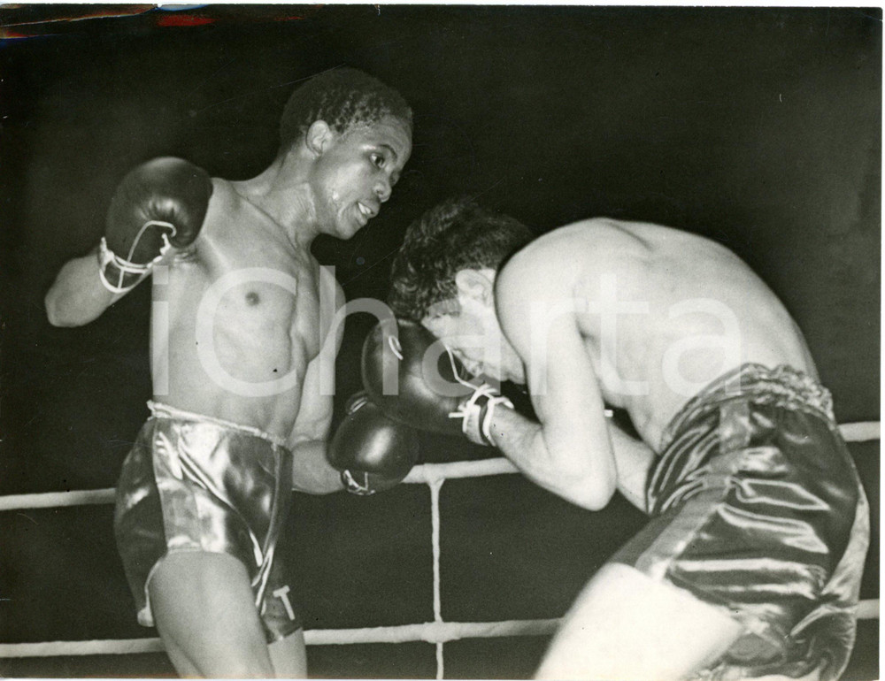1954 LONDON - BOXE 10-round bantamweight contest - Dante BINI vs Jake TULI Photo