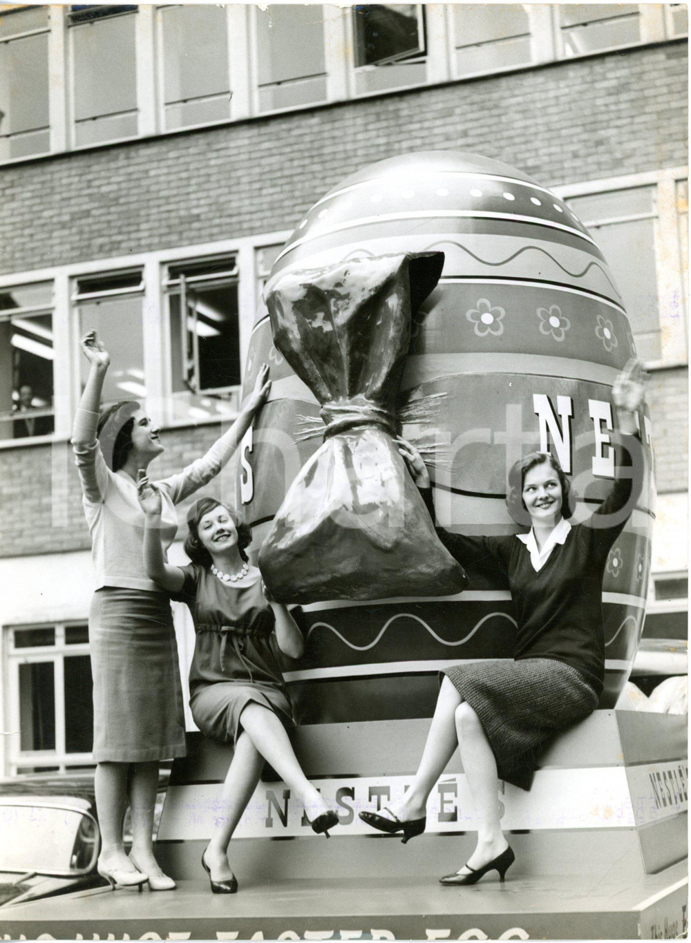 1959 LONDON - Models with world's biggest Easter egg by NESTLÉ - Photo15x20