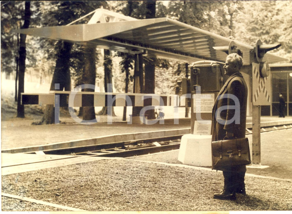 1956 PARC DE SAINT-CLOUD Salon du Bâtiment - Passage à niveau automatique *Photo