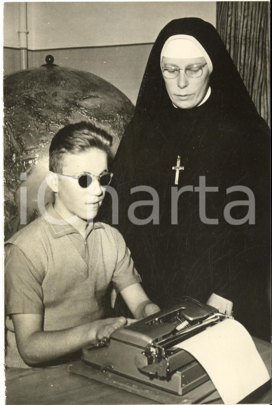 1962 STILL (FRANCE) Institut des Aveugles - Soeur Léonard avec un jeune étudiant