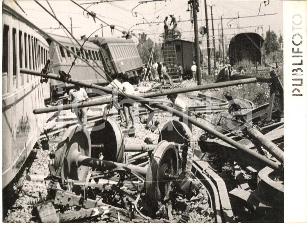 1955 ca PAESTUM Deragliamento treno FRECCIA DEL SUD - Soccorritori al lavoro