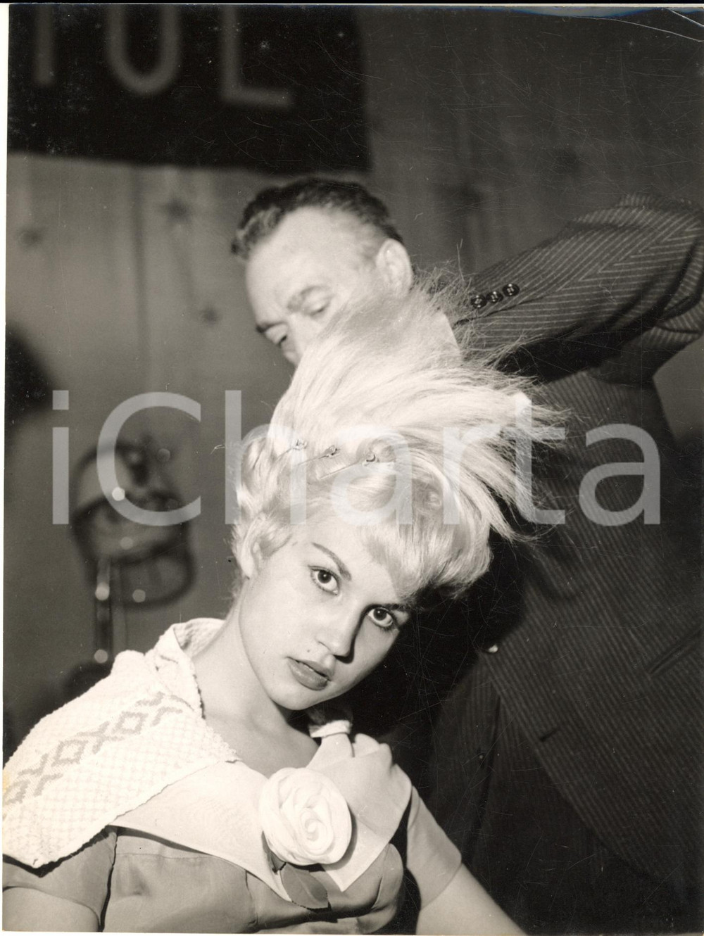 1960 ca ITALIA MODA CAPELLI Parrucchiere Rino SANTORE al lavoro su una modella