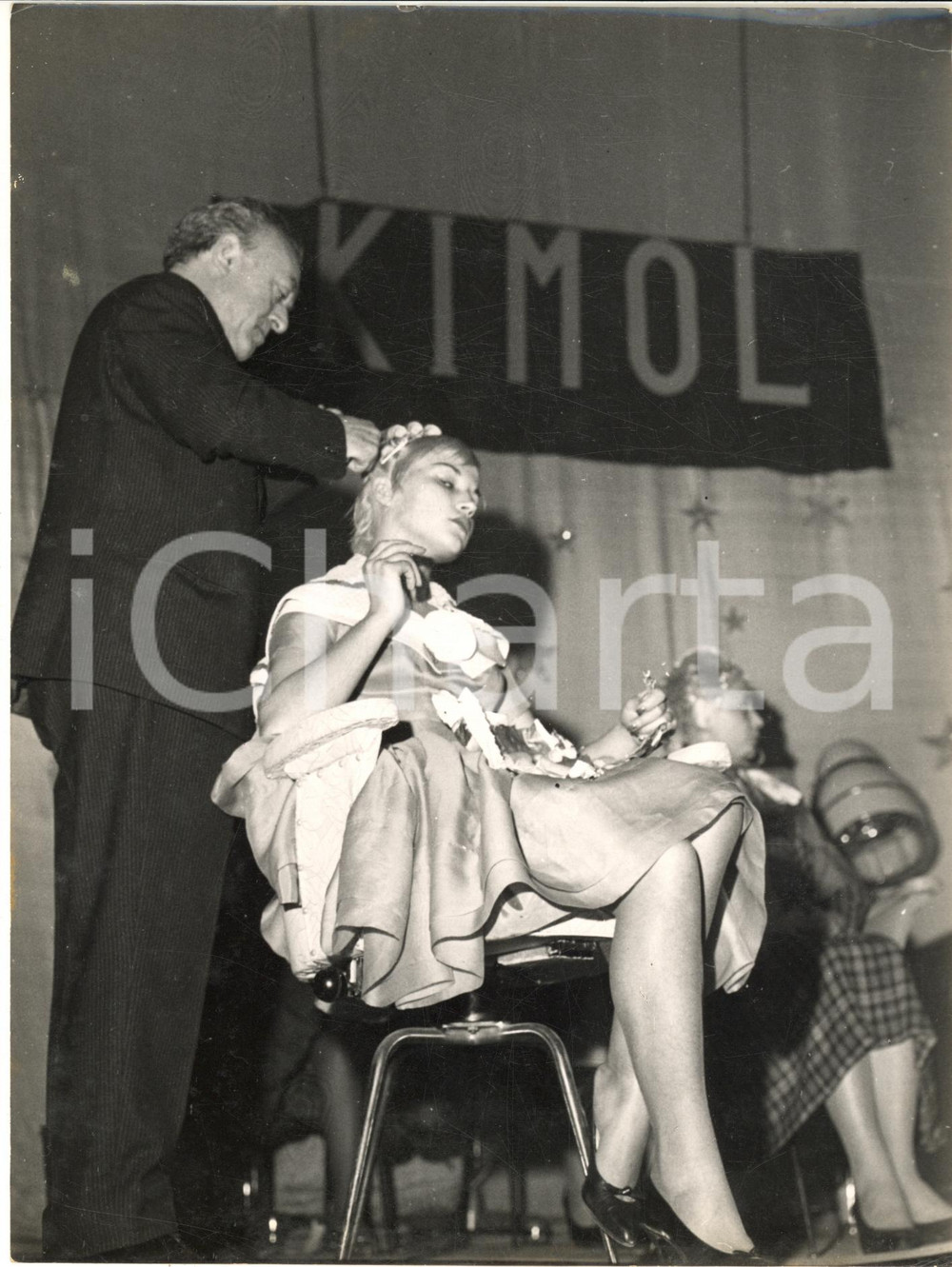 1960 ca ITALIA MODA ACCONCIATURE DONNA Parrucchiere Rino SANTORE al lavoro *Foto