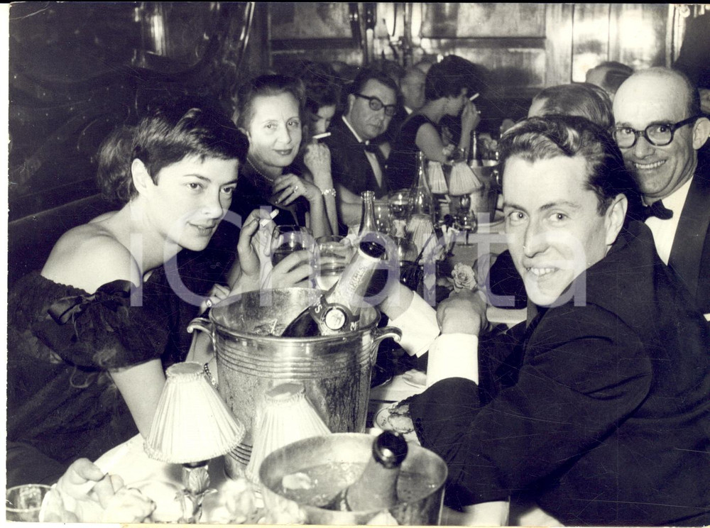 1959 PARIS Bernard BUFFET et sa femme Annabel chez Maxim's *Photo 18x13 cm