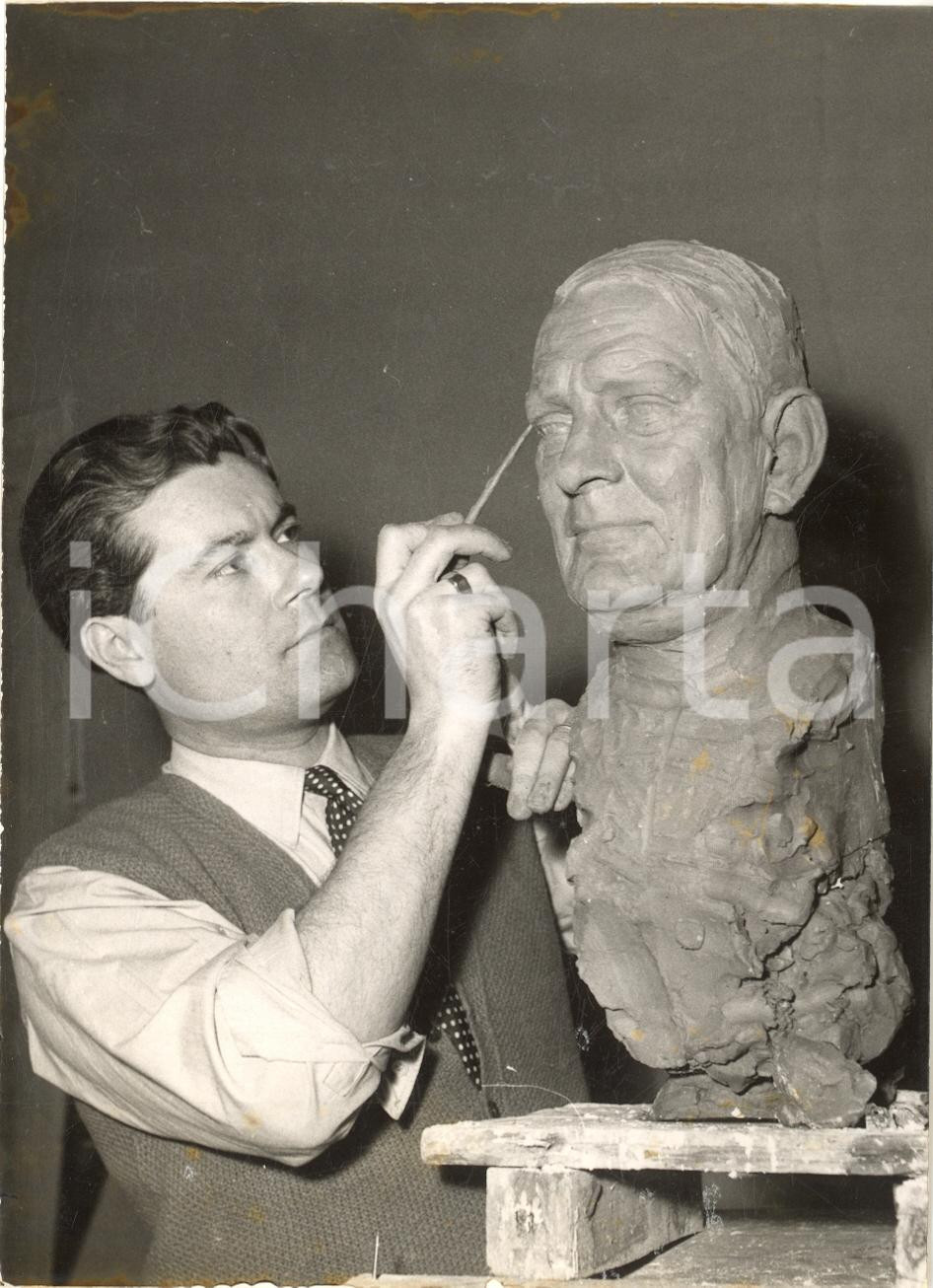 1954 PARIS Musée GREVIN Sculpteur Alexandre BARBIERI termine buste de René Coty
