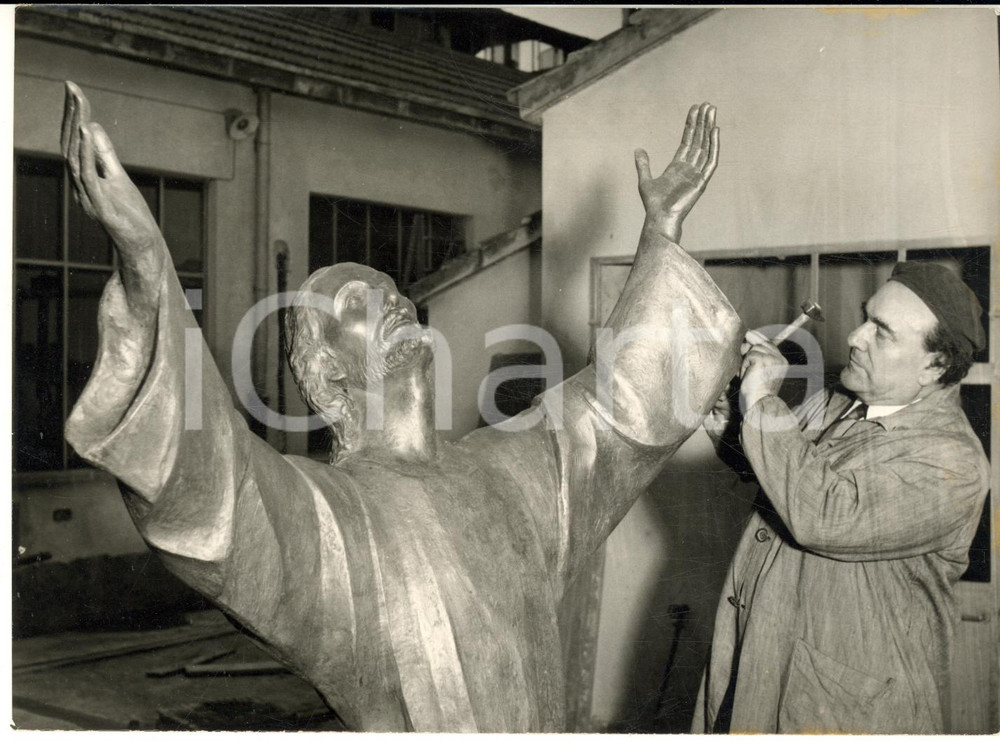 1954 MILANO Scultore Guido GALLETTI lavora al "Cristo degli abissi" - Foto