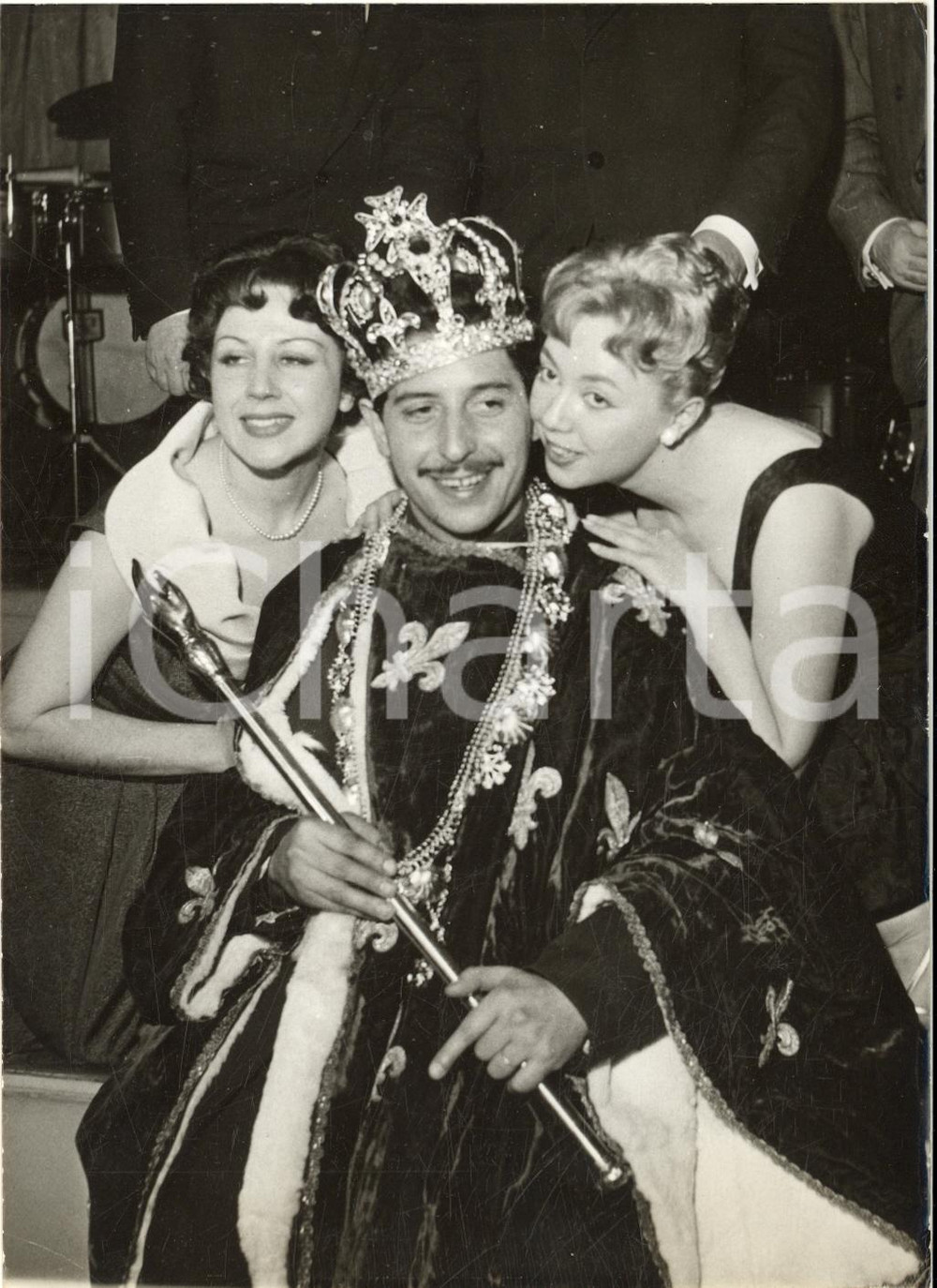 1959 PARIS Moulin Rouge - Le nouveau "Roi des camelots" Roger BITTON Photo 13x18