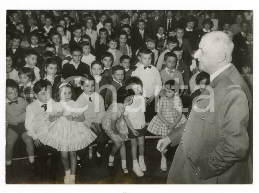 1961 PARIS ELYSEE Charles DE GAULLE parmi les écoliers pour Noel - Photo