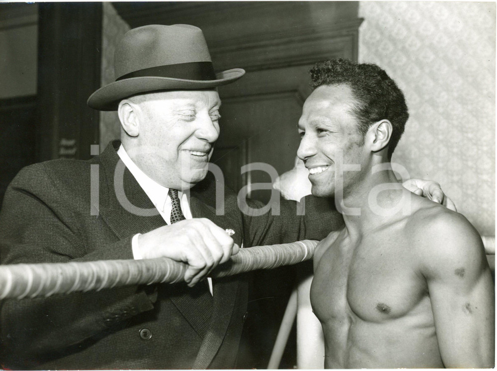 1958 LONDON Thomas A Becket gym - BOXE - Percy LEWIS with his manager Jim WICKS