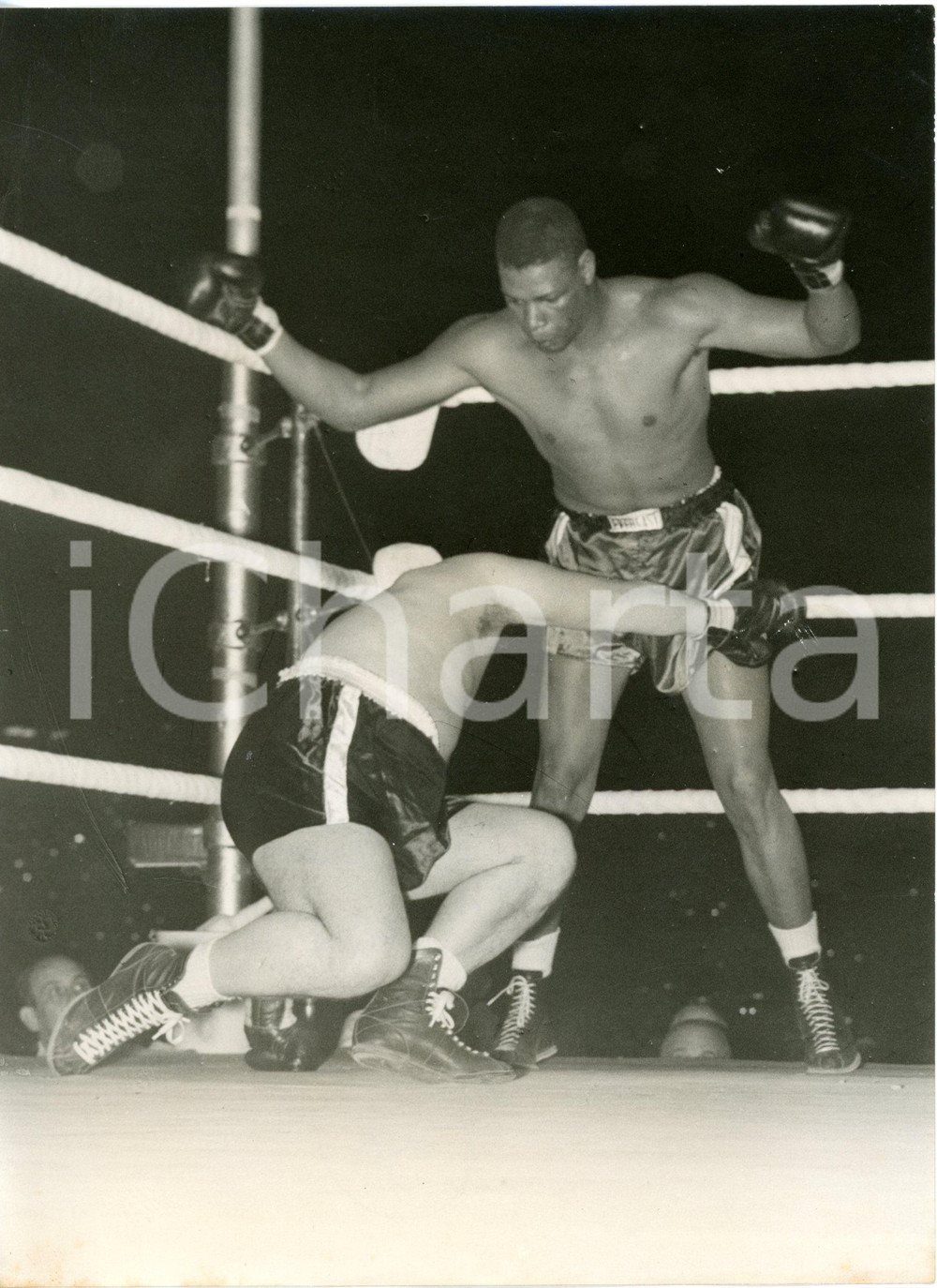 1955 LONDON - BOXE 10-round contest - Niño VALDÉS winning against Don COCKELL
