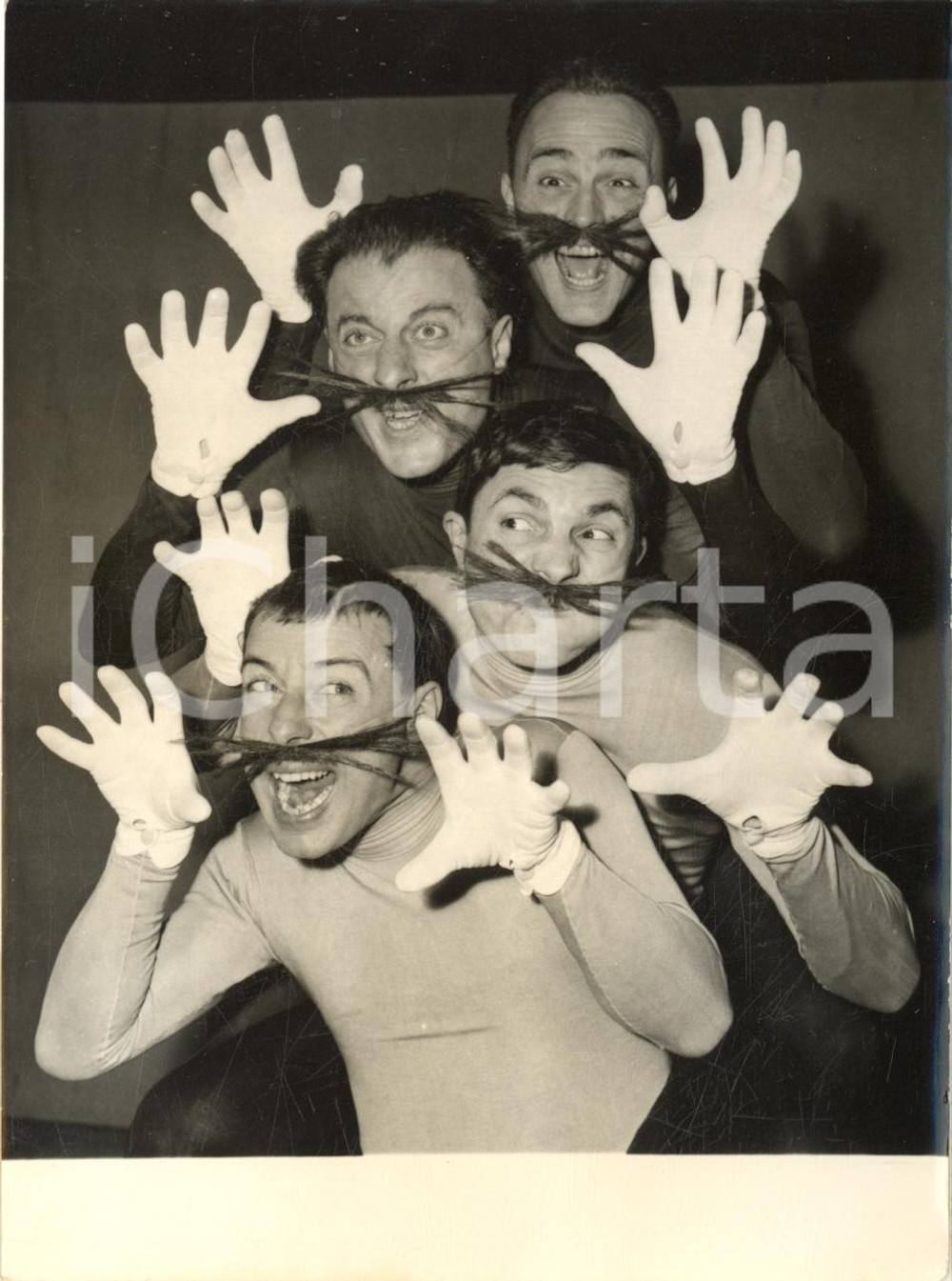 1957 PARIS Les FRERES JACQUES jouent "Des souris et des chats" - Photo 12x16 cm