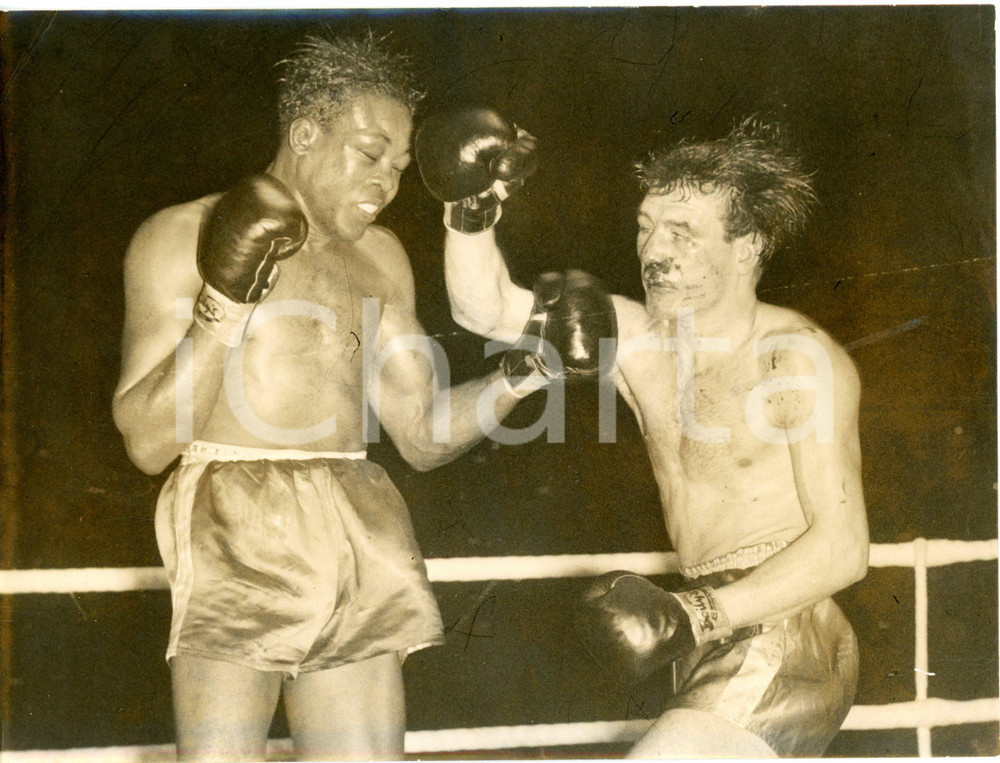 1956 LONDON - BOXE 10-round contest - Peter WATERMAN hitting Kid GAVILÁN *Photo