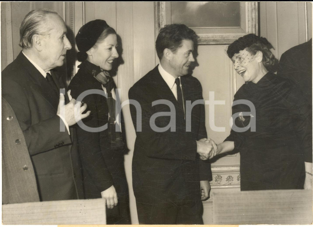 1953 PARIS Prix Goncourt - Pierre GASCAR félicité par Elsa TRIOLET - Photo 18x13