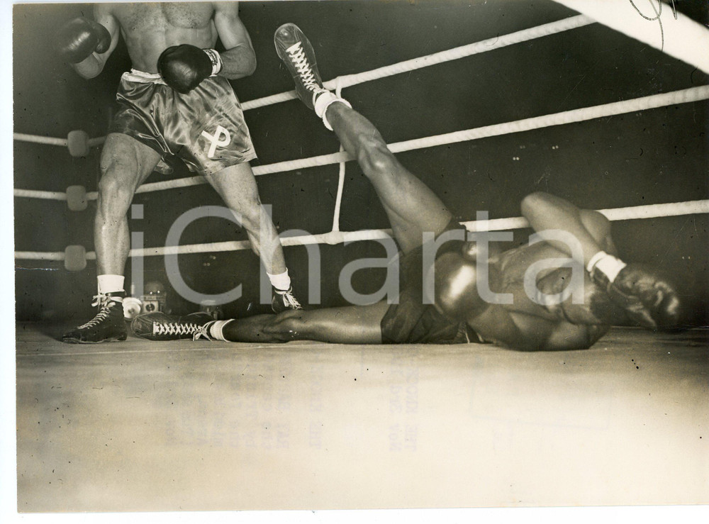 1953 LONDON Harringay Arena - BOXE - Yolande POMPEY knocking down Ray BARNES