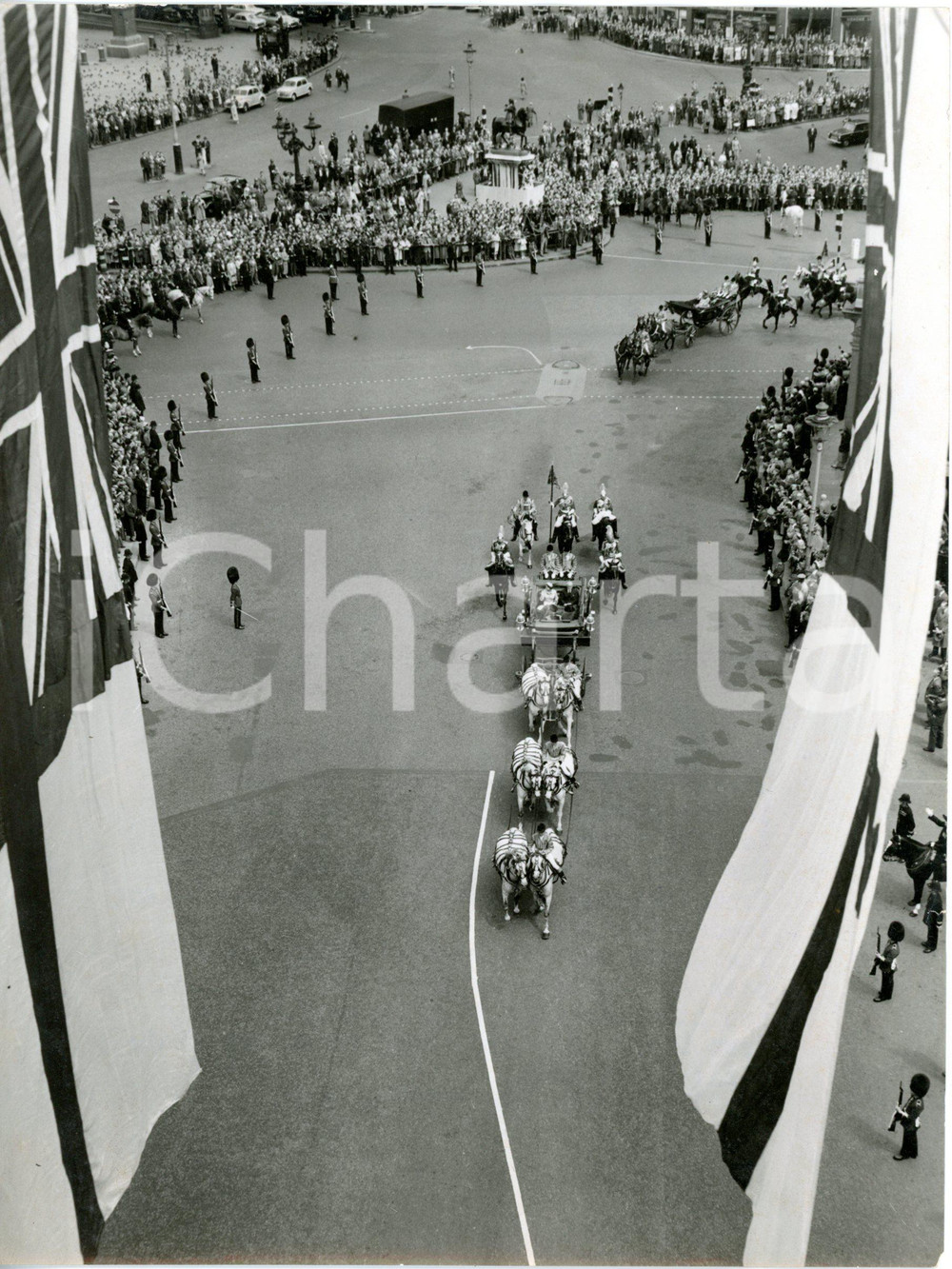 1958 LONDON ADMIRALTY ARCH Queen Elizabeth and Giovanni GRONCHI drive to Palace