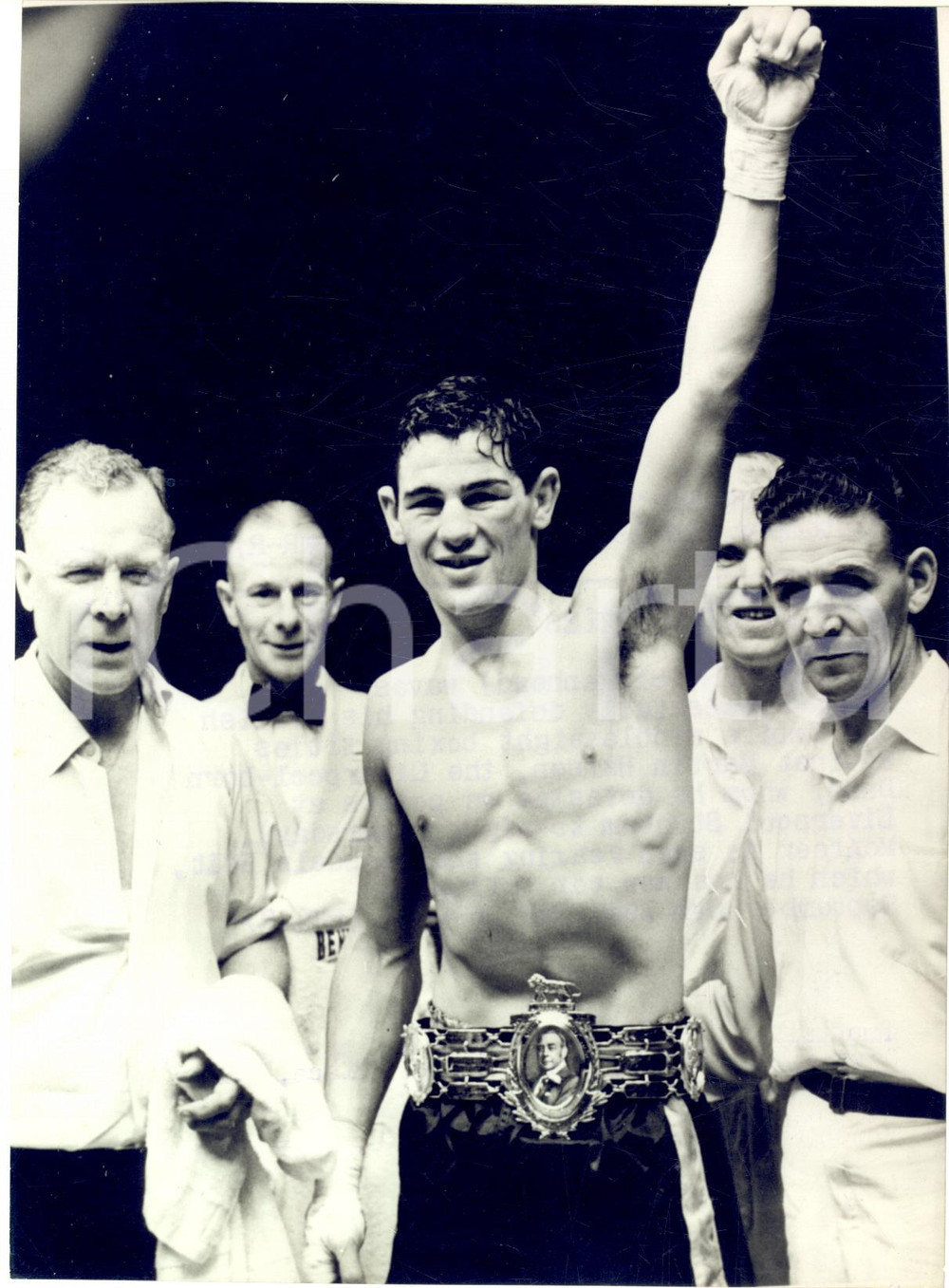 1957 LIVERPOOL BOXE - Pat McATEER holds his British middleweight title *Photo